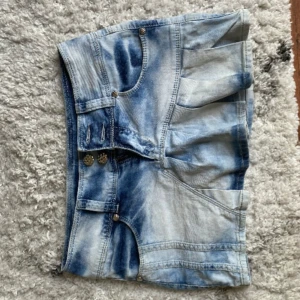 Blå lowwaist mini jeanskjol - Snygg low waist mini jeanskjol i strl w26, midja:36cm. kommer fler unika jeansshorts/kjolar så följ!!