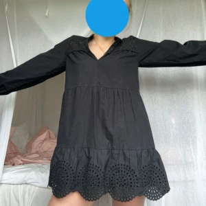 svart zara klänning - så fin klänning från zara!! köpt för något år sedan men bra skick❤️❤️