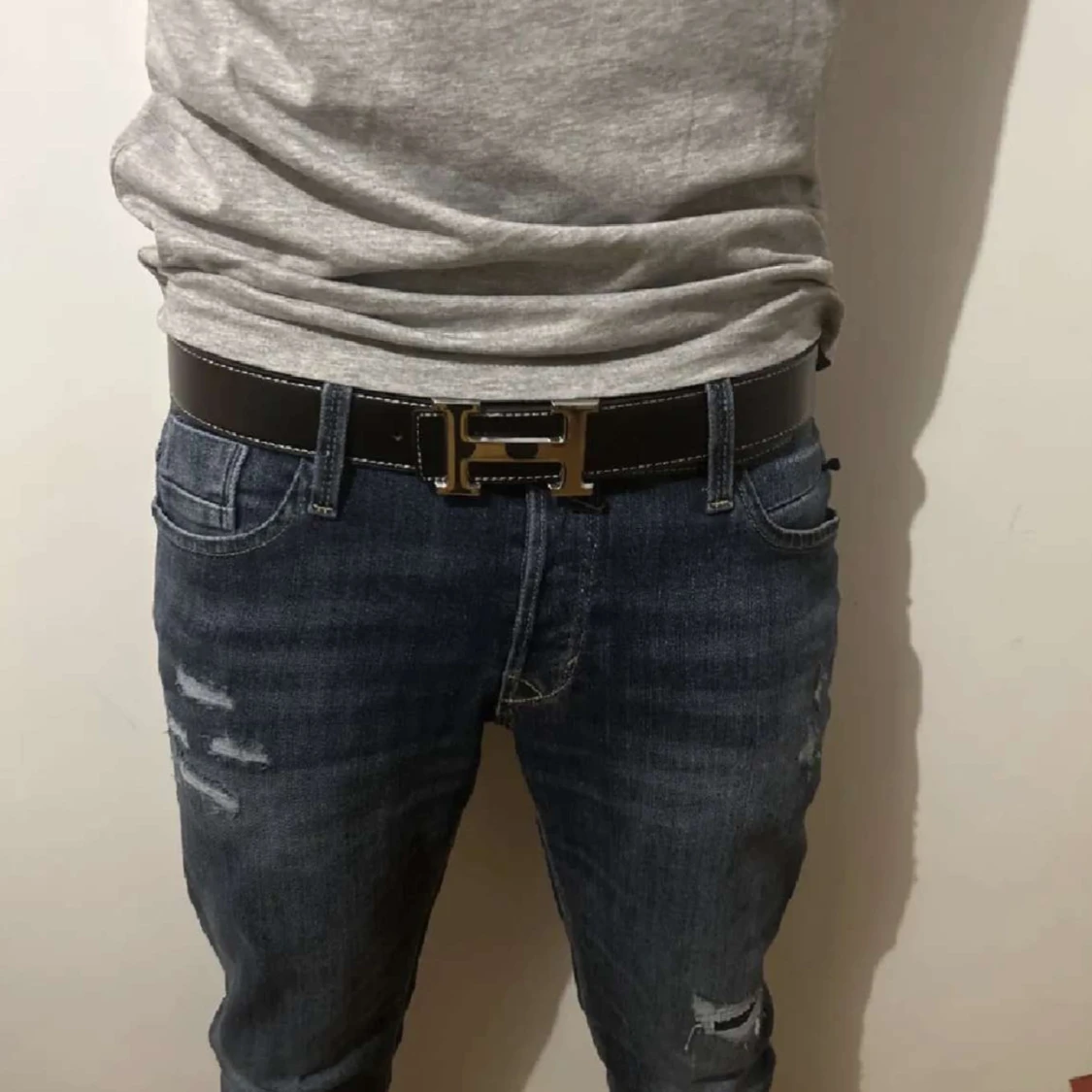 Ett svart snyggt bälte med H