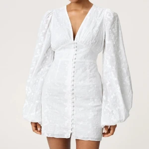 Vit Adoore klänning  - Säljer min jätte fina Adoore klänning som jag endast har använt en gång på min student! Säljer pga att den inte kommer komma till användning av mig nå mer