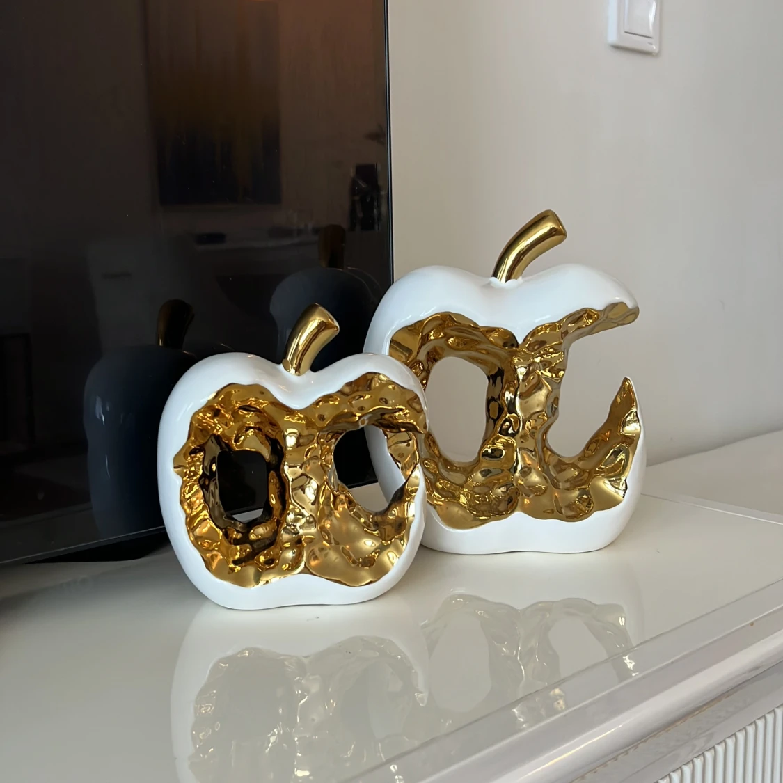 Två äppelformad prydnader i vitt och guld i suveränt nytt skick  - 1