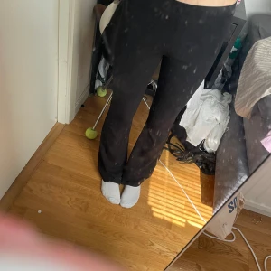 Svarta bootcut byxor från 157, XS - Svarta bootcut byxor från 157 i stretchigt material. PERFEKTA byxor att ha som typ kostymbyxor eller istället för jeans!sitter tajt upptill med utsvängda ben. Perfekta om du gillar en clean och enkel look med lite 00-talsvibe. Superbekväma och lätta att styla till olika outfits. Lite längre modell, sitter perfekt på mig som är 165cm med långa ben! Ser ingen skavank när jag letar!