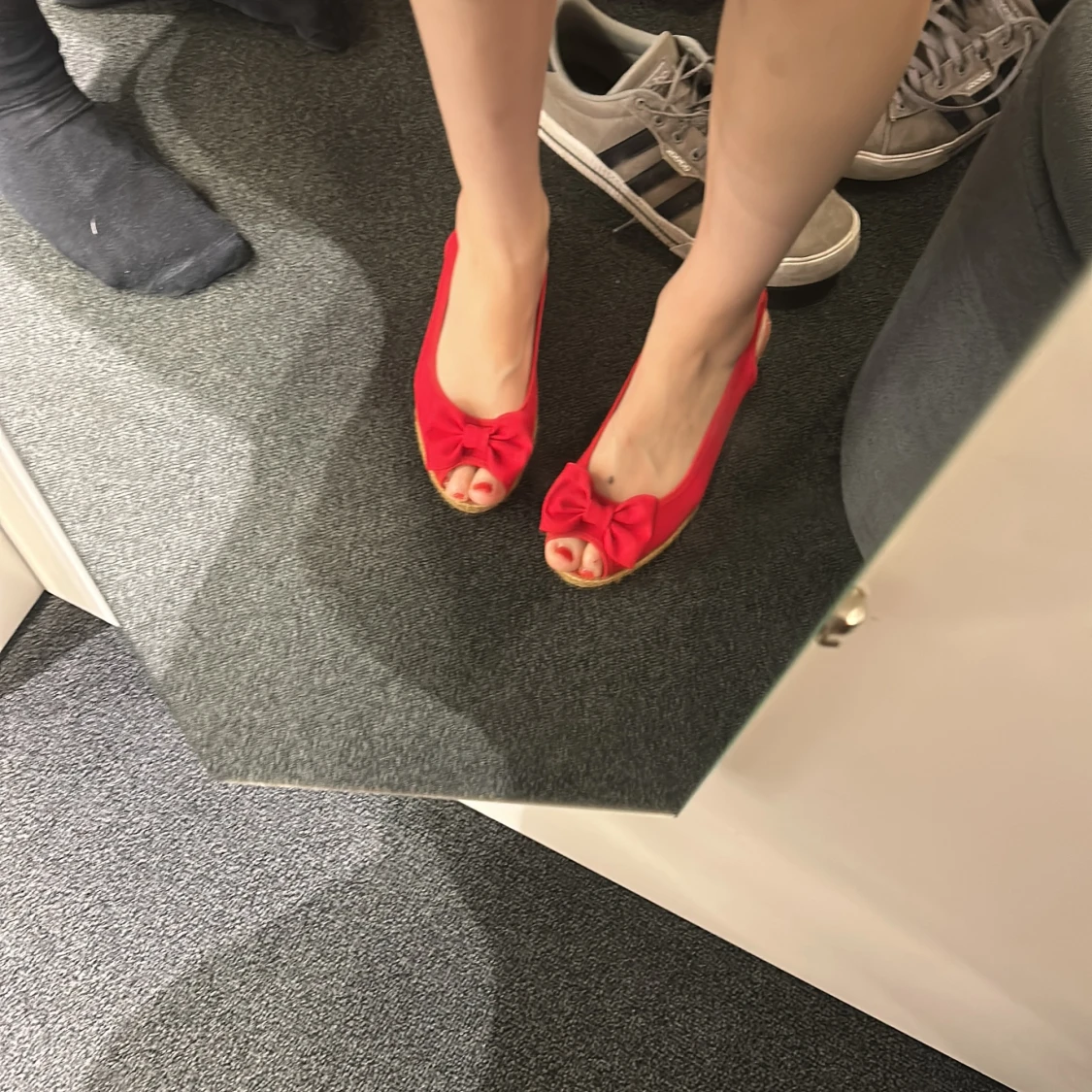 Röda kilklackar med rosett, stl 39 - 3