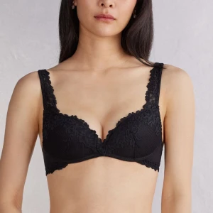 Intimissimi bh - Helt ny med prislapp, svart populär bh från Intimissimi i modellen ”Superpushup-behå Gioia Pretty Flowers” i storlek 70B. Nypris 520 kr