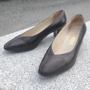 Bruna klackar - Klassiska bruna pumps från Allister i äkta skinn med spetsig tå och låg klack. Snygg och tidlös modell med rundad öppning och bekväm passform. Perfekta för dig som gillar stilrena och eleganta skor.