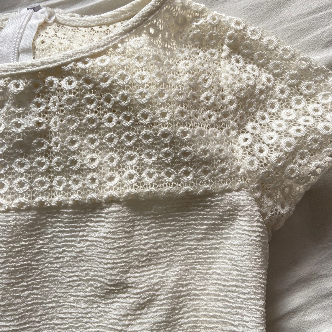 Vit kortklänning med spetsdetaljer från Italien - 3