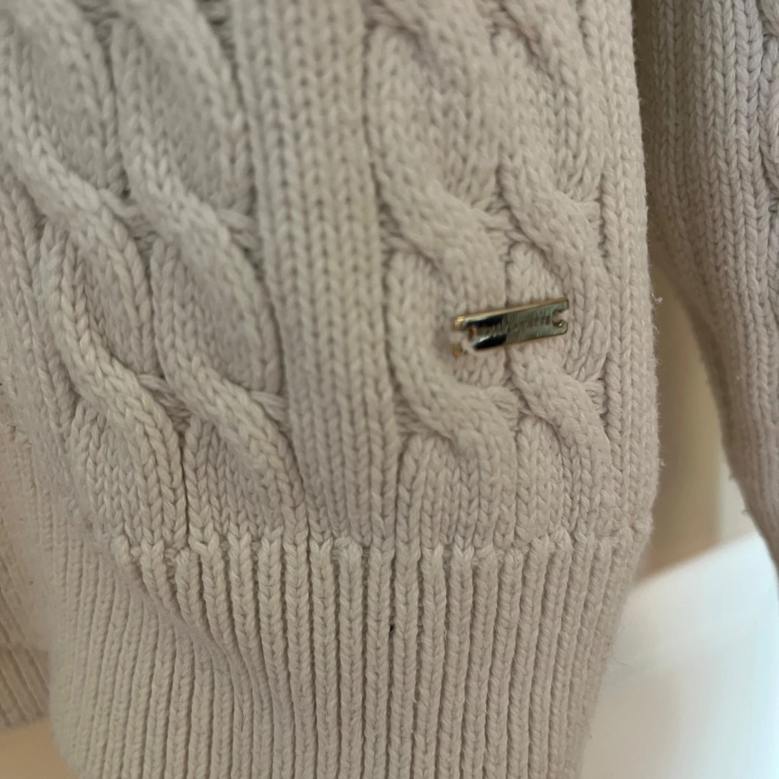 Ljusgrå kabelstickad tröja Holly & Whyte - 3