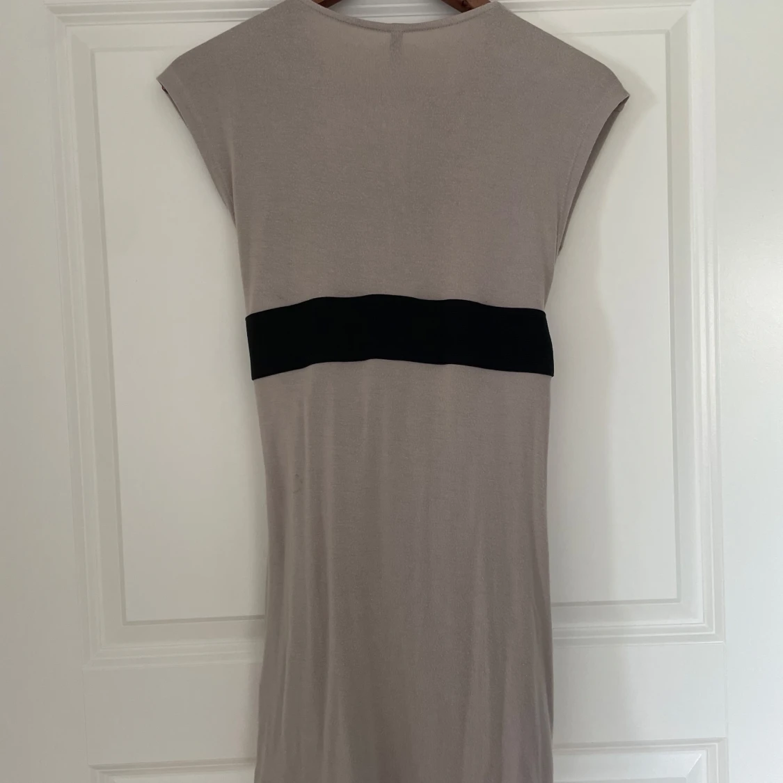 Beige kortklänning med bälte från Amisu - 1