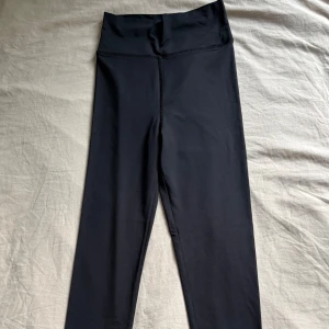 Leggings från Gina Tricot - Svarta leggings från Gina Tricot med hög midja, är i träningsmaterial men inte så stretchiga, bara använt en gång 🥰