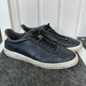 Svarta sneakers från Scotch & Soda - Använda men har inga defekter förutom smutsen. Men skorna kan tvättas innan de fraktas såklart!