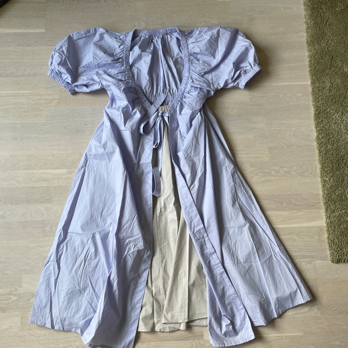 Ljuslila omlottklänning med puffärm + Beige kjol (set) - 1