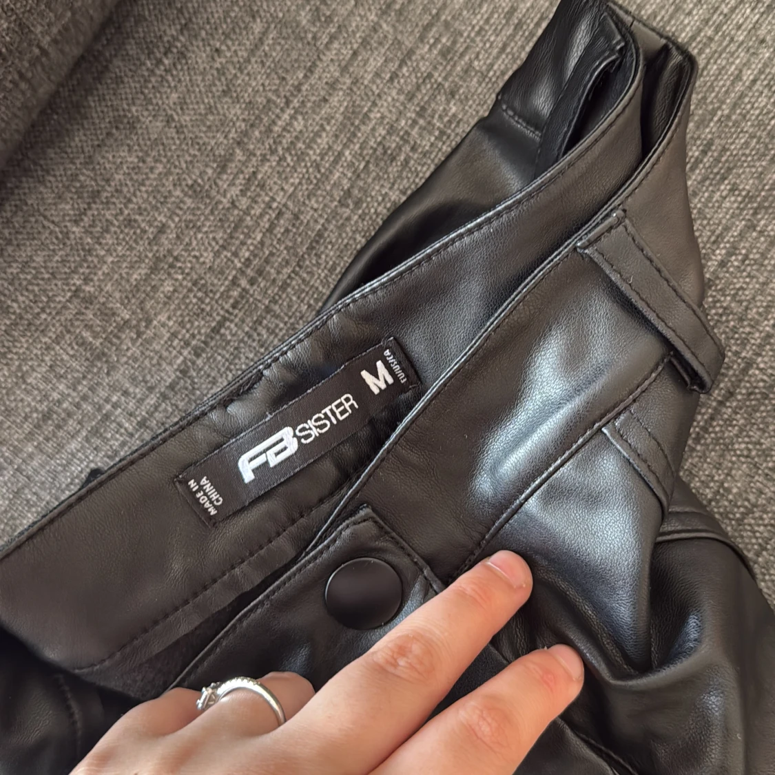 Svarta cargopants i skinnimitation FB Sister - 1