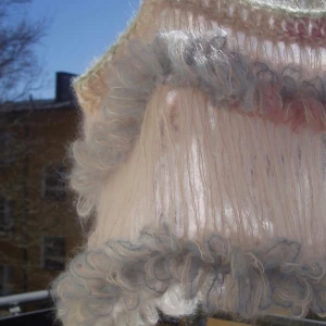 Pastellfärgad stickad linnetopp (Mohair) - Unik handstickad linnetopp i pastellfärger med fluffiga detaljer och långa, lösa maskor. Toppen har smala axelband och är croppad, perfekt för dig som vill sticka ut med en kreativ och konstnärlig vibe. Färgerna går i ljusrosa, ljusblått och vitt. (Japansk Mohair)