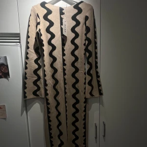  långklänning från NA-KD - Säljer en beige långklänning från NA-KD, helt oanvänd. Inköpt för 799kr säljer för 550