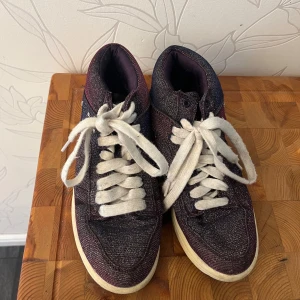 Glittriga sneakers  - Lila glittriga sneakers med stjärnor på! Använda men i bra skick. Storlek 4 men de är ca 34-35