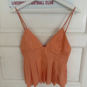 Randig orange linnetopp  - Superfin orange linnetopp från Zara i strl S! ❤️Endast använd 1 gång så i princip i nyskick!