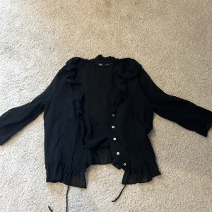 Kofta från Zara - Jätte söt tre kvarts kofta från Zara. Aldrig använd men super fin!