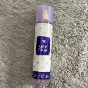 Ari by Ariana Grande Body Mist 236 ml - Fräsch body mist från Ariana Grande i doften Ari. 
