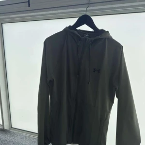 Under armour jacka - Säljer min under armour jacka eftersom den tyvärr har blivit för liten. Storleken är M och passar perfekt vid kvällsusningar på sommarna. Färgen på jackan är grön och matchar väldigt bra med nästan vad som helst.