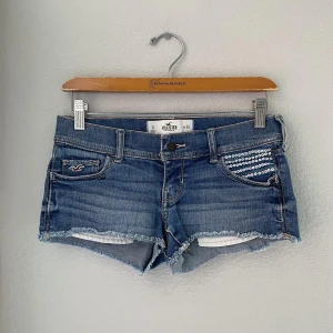 Lågmidjade jeansshorts - Helt nya med prislapp, lågmidjade blåa jeansshorts från Hollister i storlek W28. Första bilden är endast lånad som inspiration men de är samma modell.