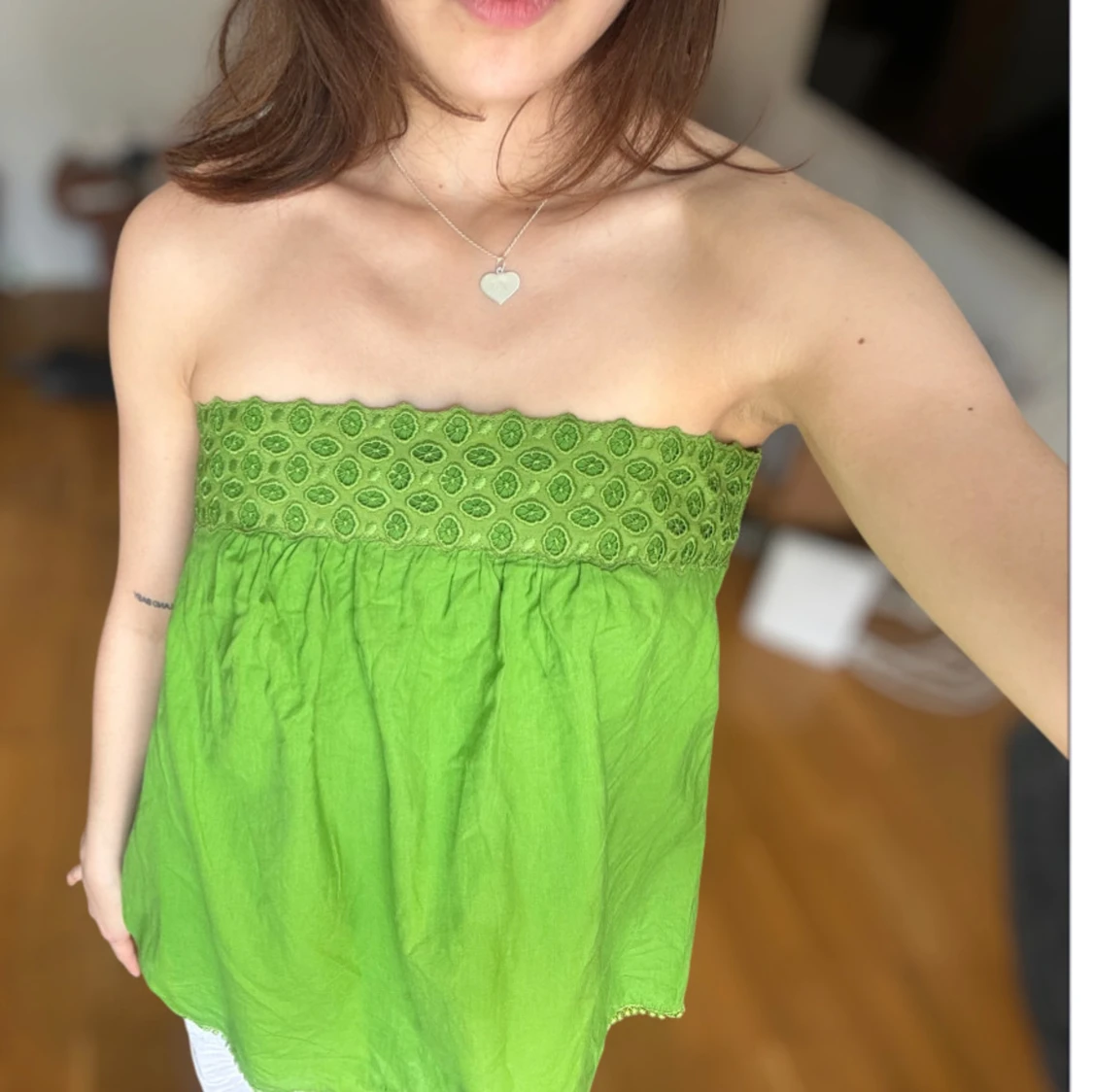 Grön tubtopp med broderi