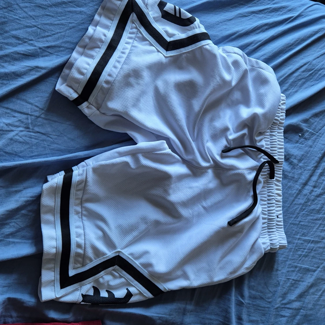 Vita sportiga shorts med svarta detaljer