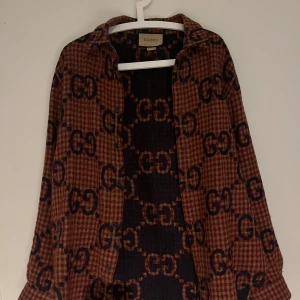 Gucci overshirt med logga - Storlek:M , Skick:9/10