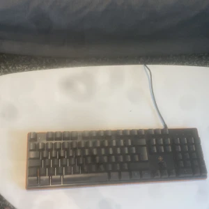 Ett orange keyboard  - Jag säljer ett orange tandgentbord från Deltaco gaming på grund av att jag har slutat spela på det
