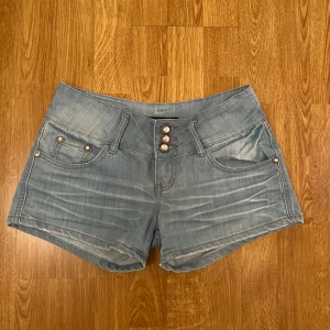Lågmidjade jeansshorts - Lågmidjade ljusblå jeansshorts från Dolce Rosa i storlek 38 men sitter mer som en S, köpt på vinted men säljer då de ej passar. 