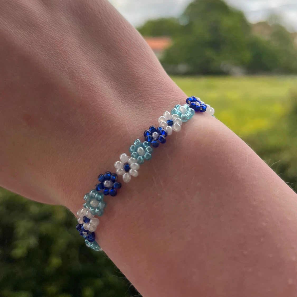 Blommigt pärlarmband i blått och vitt - 1