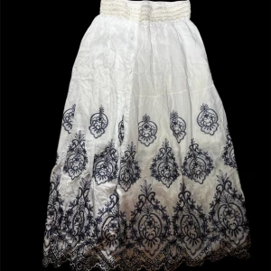 Vit långkjol med broderade detaljer - Vit långkjol i storlek S. 95cm lång och 31 cm midjemått rakt över, men midjan är väldigt stretchig. Köpt i Grekland därav okänt märke💙
