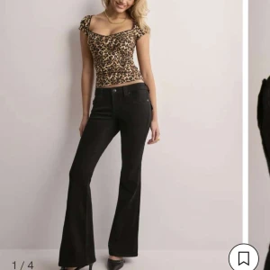 True Religion jeans - Snygga svarta jeans från True Religion, modell Joey Low Rise Flare. Byxorna har låg midja och utsvängda ben, klassisk femficksdesign och coola detaljer på bakfickorna💕Storlek 26 och passar mig bra som brukar ha S, innerbenslägnd är 81 cm💕