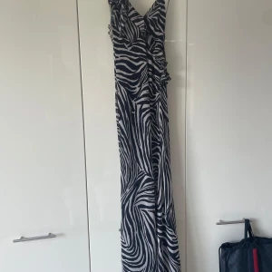 Oanvänd med prislapp kvar  - Inköpt på Zara, storlek small. 