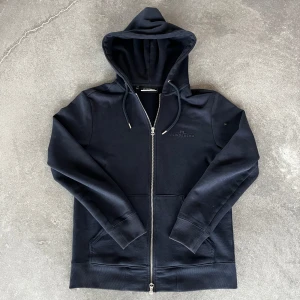 J.Lindeberg hoodie - Tjena! Säljer nu denna J.lindeberg Hoodien, storlek S. Tröjan är i 9/10 skick! Hör av er vid frågor// Hugo