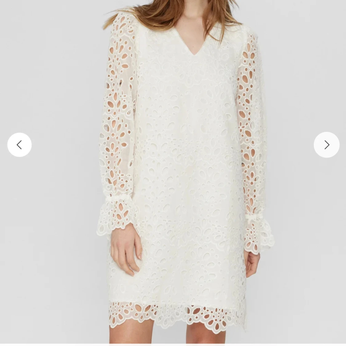 Vit spetsklänning med v-ringning - 1
