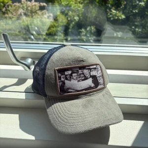 Grå keps med svart mesh och tryck - Säljer denna sjukt snygga limited edition maggiore keps för endast 289kr! Kepsen är i nytt skick och kan användas i princip hela året runt och få outfiten att stråla!