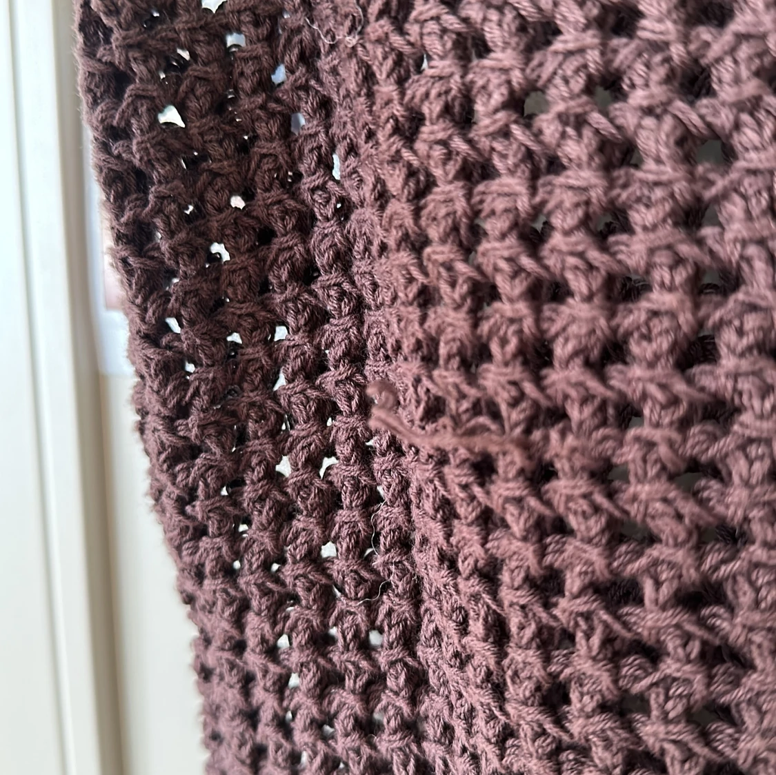 Brun virkad ärmlös topp med knappar - 3