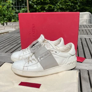 Valentino skor  - Hej! Säljer nu dessa extremt snygga Valentinos open. Skorna är i fint skick! Allt og medföljer. Hör av dig vid frågor eller liknande 