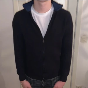 zip tröja massimo dutti - Säljer en zip tröja som är lång ärmad och har en stilren, enkel design som passar till det mesta. Materialet är mjukt och lite tjockare.