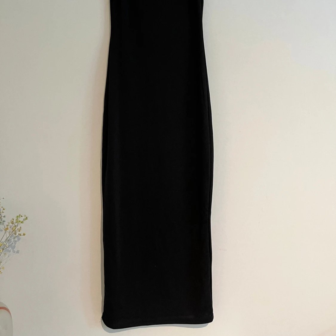 Svart långklänning med smala band - 4