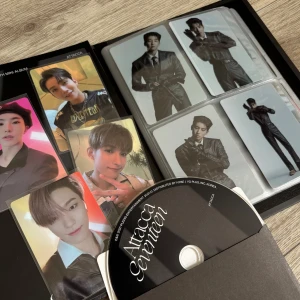 Seventeen Attacca (9th Mini Album) - Seventeen mini album! Innehåller totalt 24 kort och även 3 lediga plast fickor utrymmen! Samt Cd skiva. Fråga om det behövs fler bilder på resten av korten🤍