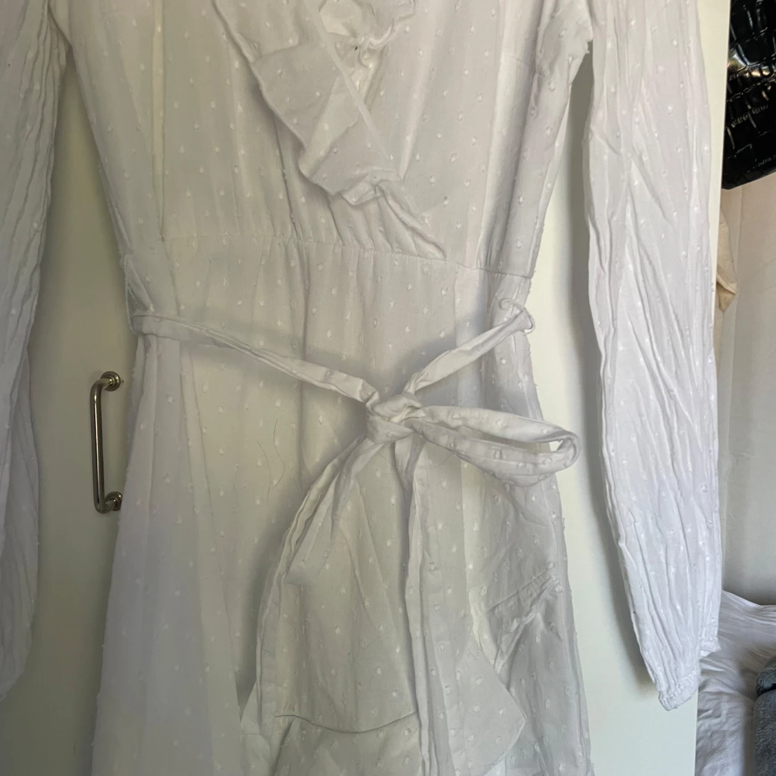 Vit omlottklänning med volang från Nelly - 1