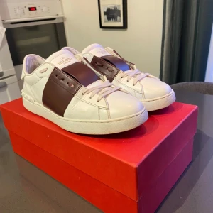 Valentino skor - Tja, säljer ett par valentino skor i skick 8/10, storlek 42. Färgen är vinröda. De har inga defekter och är väldigt fräscha, förutom att det tappats lite färg på insidan men det märks inte. Box, dustbag, kuvert medföljer vid köp. Priset kan diskuteras vid snabb affär. Tveka inte på att fråga mig efter fler bilder eller om du undrar något! OBS! Behöver tas till en skomakare skicka privat för bilder!