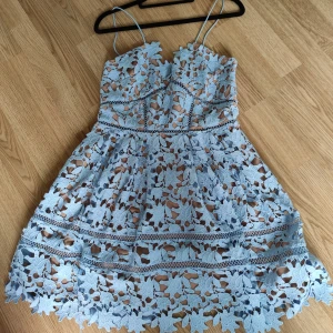 Self portrait  - Ljusblå klänning med spetsdetaljer. Storlek.Uk 10 Us 6