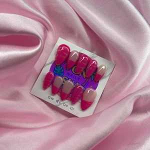 PinkCoCo(S);Medium Almond - Snygga gelé press-on naglar i medium mandelform med coolt neonrosa och nude mönster. Naglarna har en glansig finish och trendiga detaljer i neon rosa färg. Perfekt för dig som vill ha en färgstark look och sticker ut. Kommer i storlek S: 15 mm, 11,5 mm, 12 mm, 11 mm, 9 mm  
