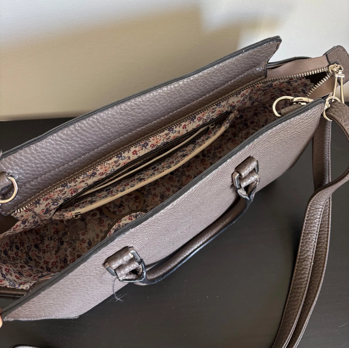 Brun/beige axelväska med blommigt innerfoder - 1