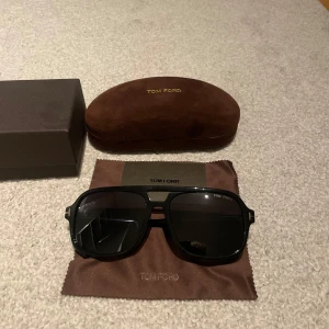 Tom ford solglasögon - Säljer nu dessa asfeta tom ford glasögon, köpa för 3 månader sen och har varit utomlands med dessa 2 gånger. Skicket är väldigt bra och inga repor eller någon skada, väldigt omhändertagna men har helt enkelt tröttnat på dom vid detta tillfälle. Nypris är över 2000 men släpper dom billigare för att de är använda✔️