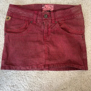 Rödjeanskjol - Jättecool röd jeanskjol!