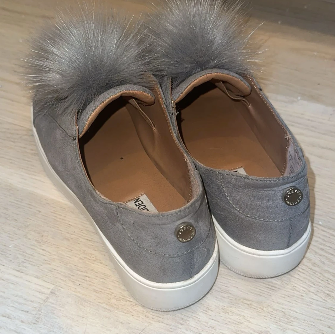 Grå sneakers med päls från Steve Madden - 3