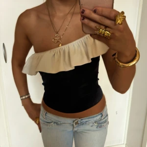 Svartvit one shoulder volang topp  - Såå fin svartvit one shoulder volang topp! Jag är 168 och det är mina bilder, köp via köp nu direkt eller Swish, kvar tills markerad som såld 💖
